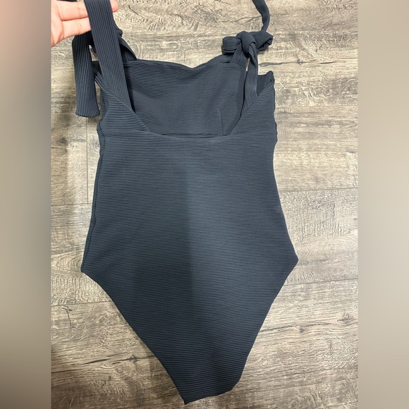 Elegant one pieces swimsuit - Picture 2 of 3